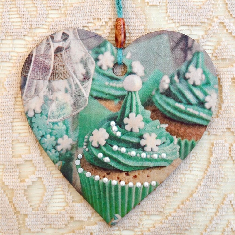Christmas Decoration Ornament: Decoupaged Wooden Heart 15cm (6") Snowflake Cake