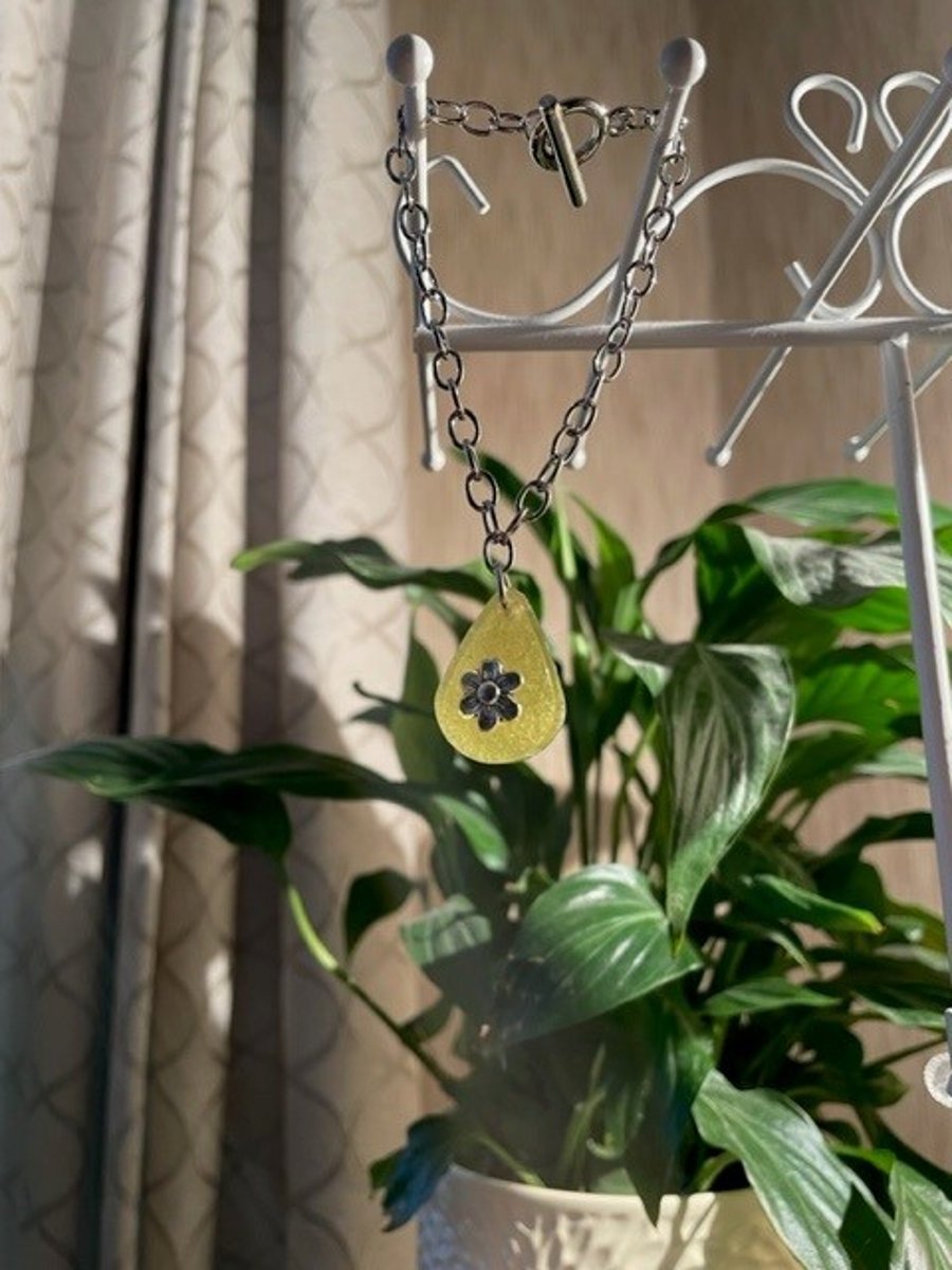 Resin yellow flower charm bracelet