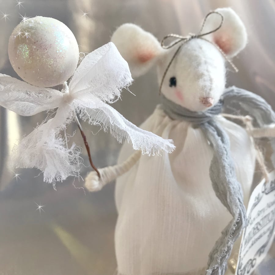 Snow Berry Mouse Decoration