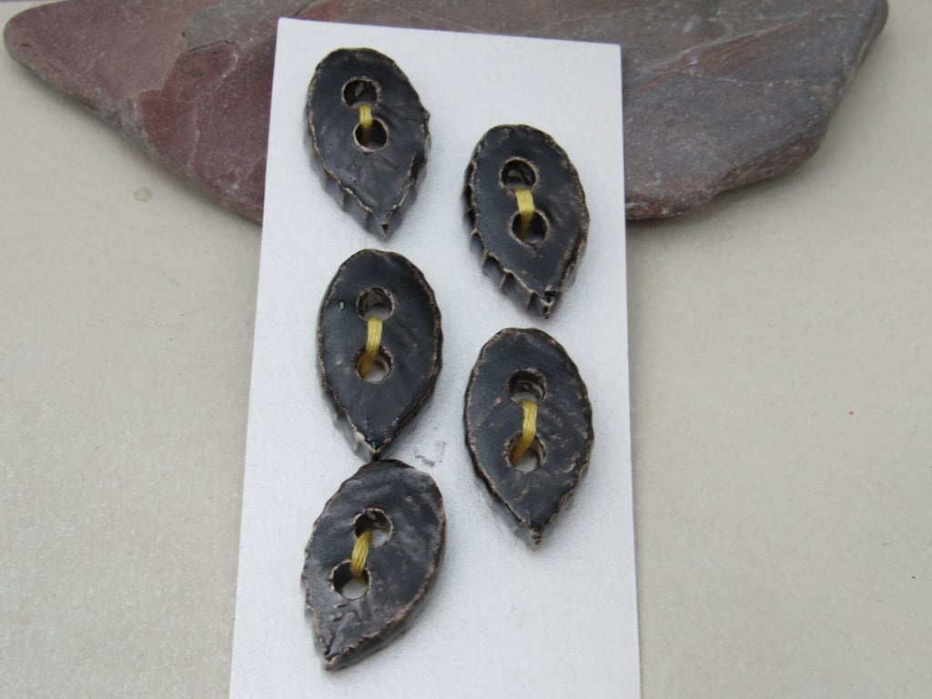 5 Small Leaf Shaped Dark Earth Ceramic Buttons