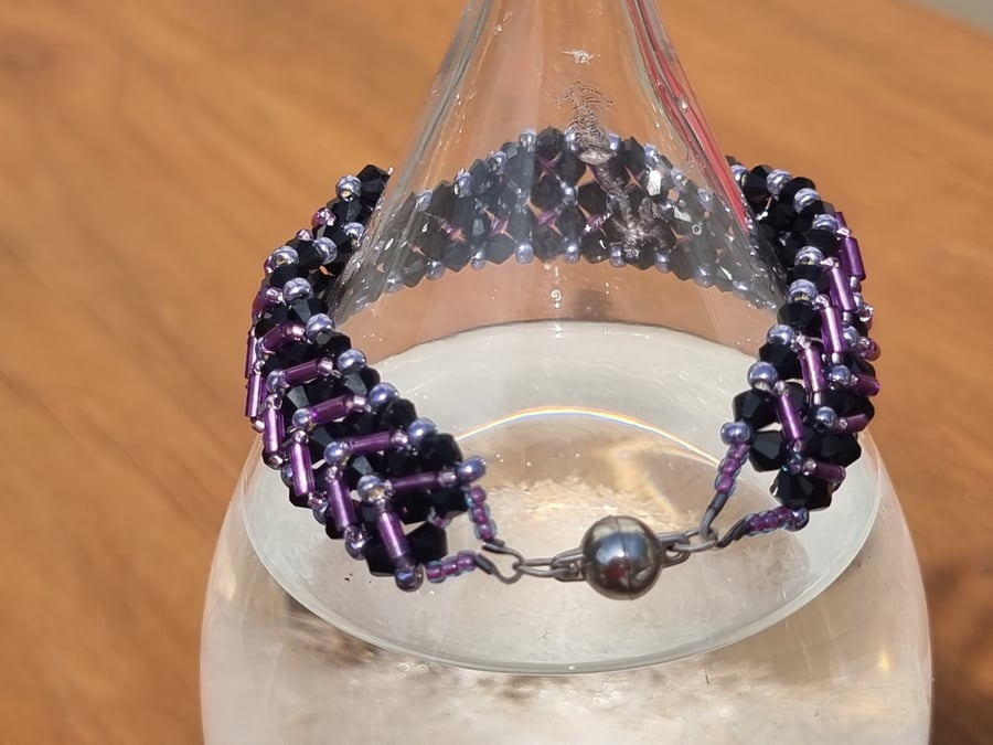 Chevron beaded bracelet with magnetic clasp - Purple & Black