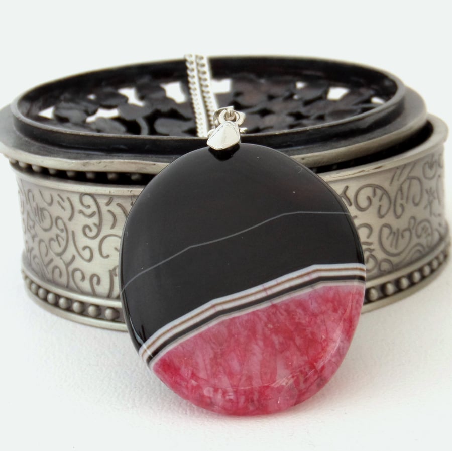 Black and red agate pendant necklace
