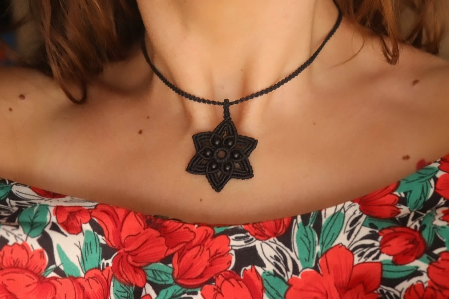 Beautiful adjustable flower necklace with natural stones onyx in black