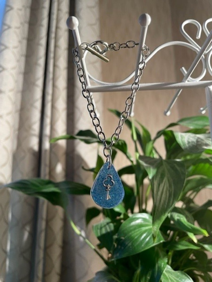 Resin blue glitter key charm bracelet