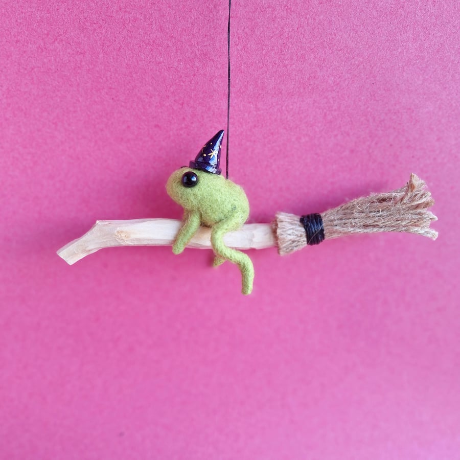 Mini Broomstick - Frog Wizard 
