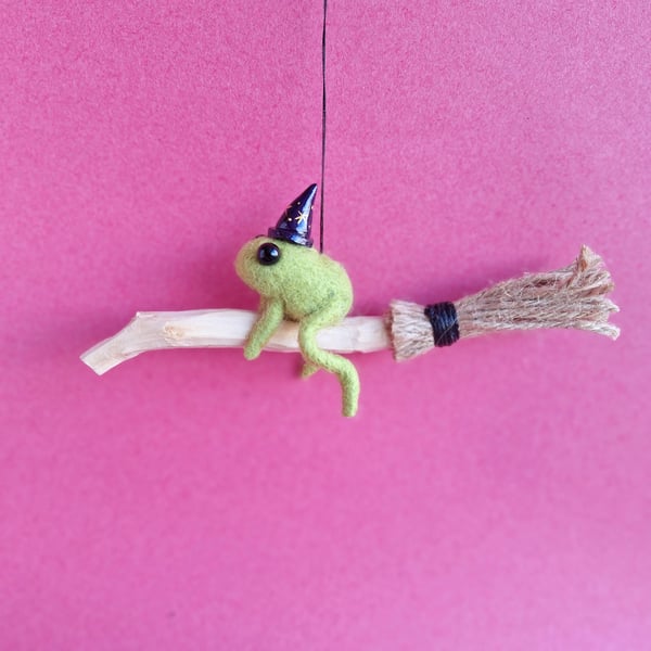 Mini Broomstick - Frog Wizard 