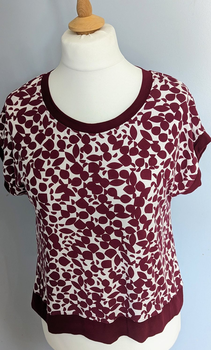 Short sleeve top in red and white