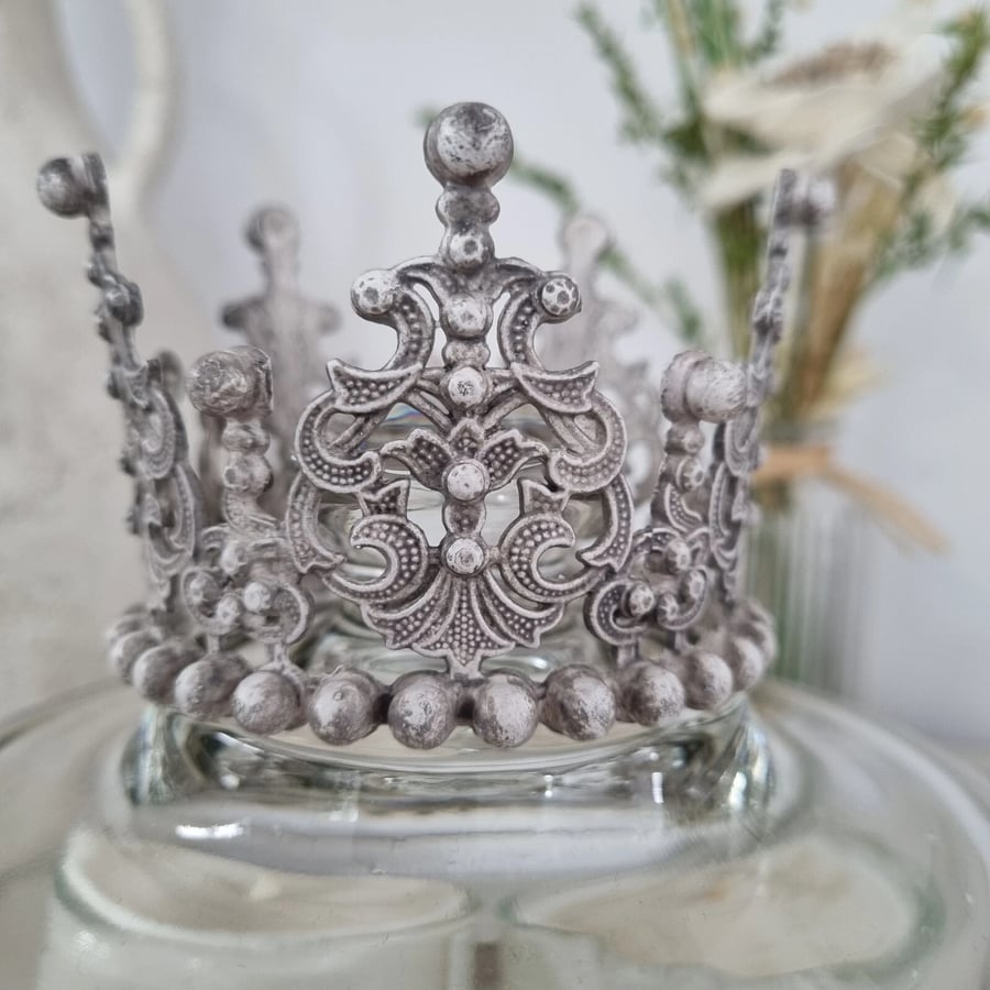 Shabby Chic Vintage-Style French Brocante Decorative Crown – Rustic Aged Look –