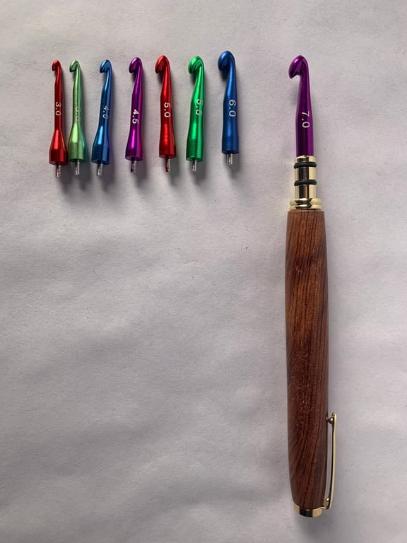 Crochet hook set with 8 hooks sizes 3 to 7, with a  hardwood handle.