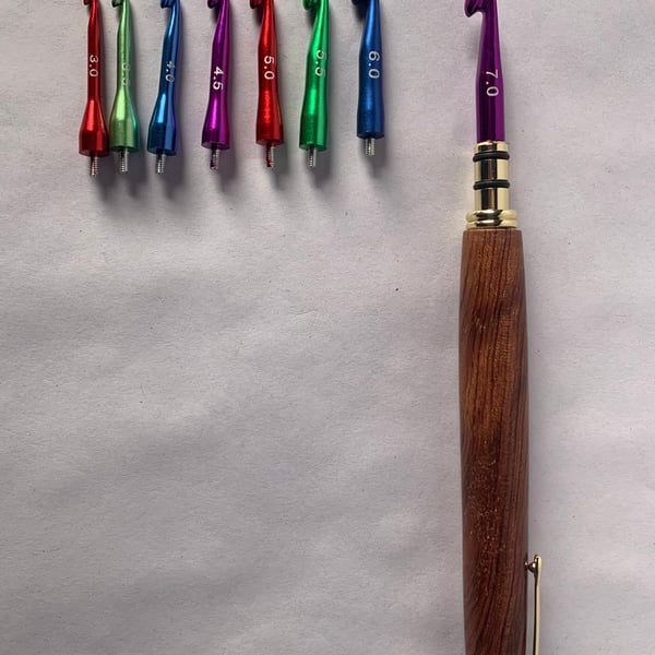 Crochet hook set with 8 hooks sizes 3 to 7, with a  hardwood handle.