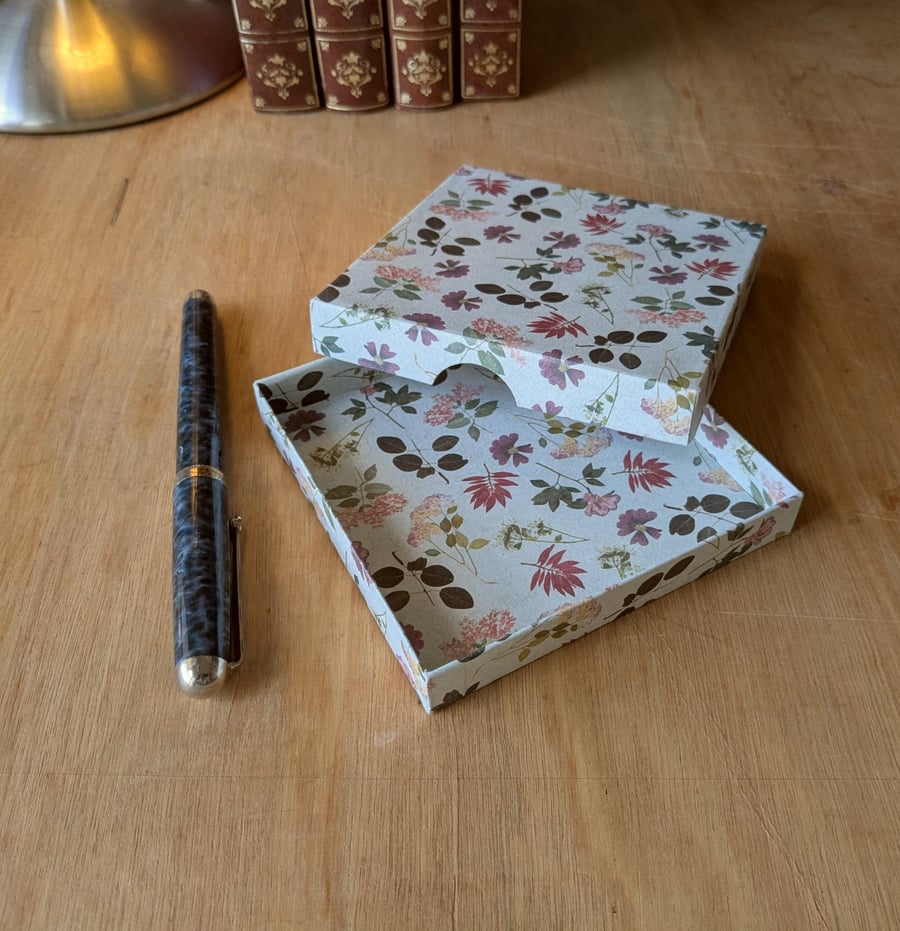 Garden Beauty 'Floating Petals' - A handmade, ultra-thin gift box