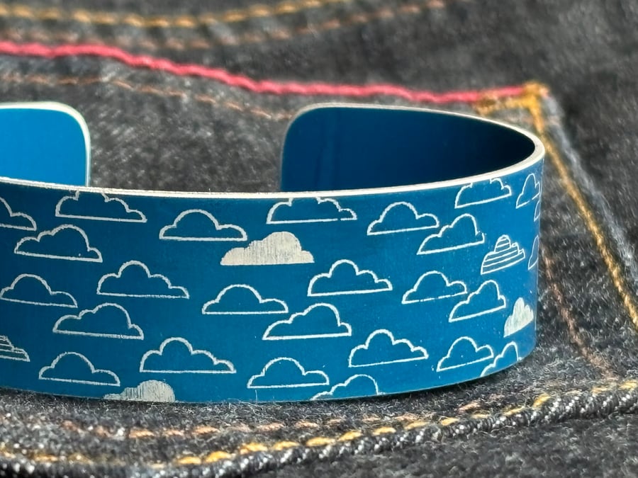 Cloud pattern cuff bracelet blue