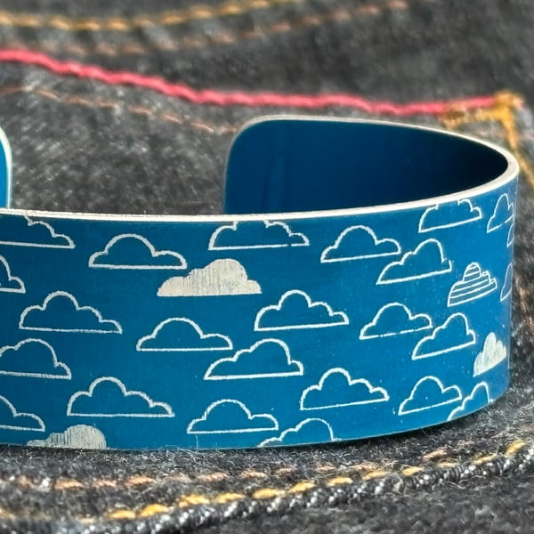 Cloud pattern cuff bracelet blue