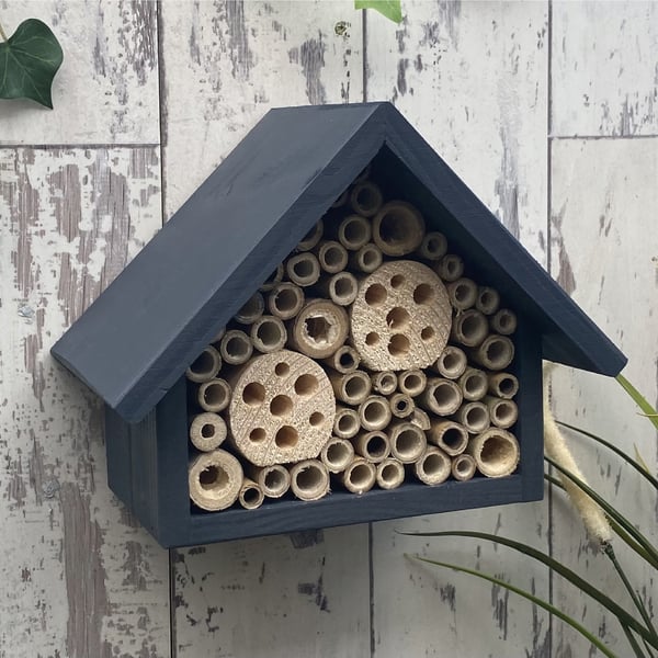 Large Bee Hotel, in 'Urban Slate'