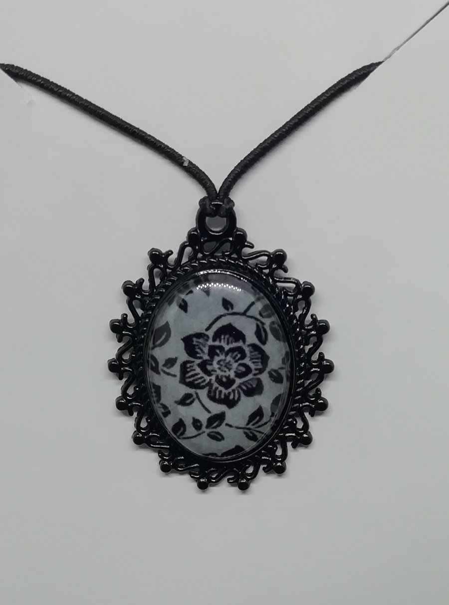 Rose patterned pendant 