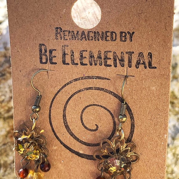 Pretty filigree flower earring with an added sparkle!