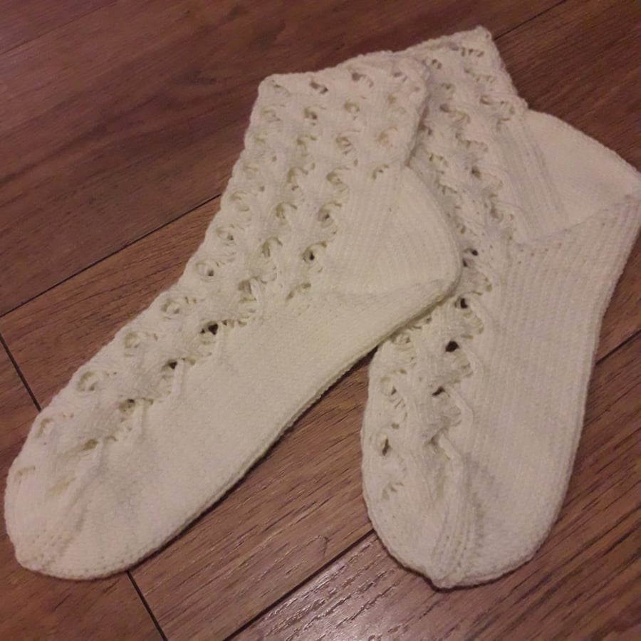 Cute white knit socks size 4-5