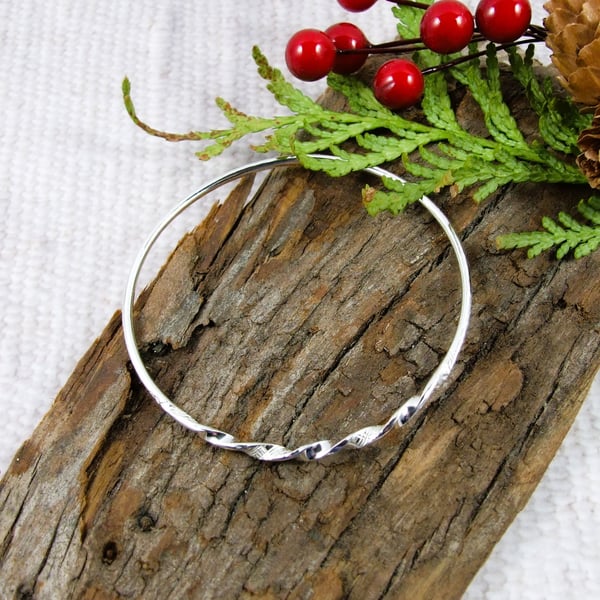 Sterling Silver Bangle with Twist and Crosshatch Pattern. Size Small 19cm 