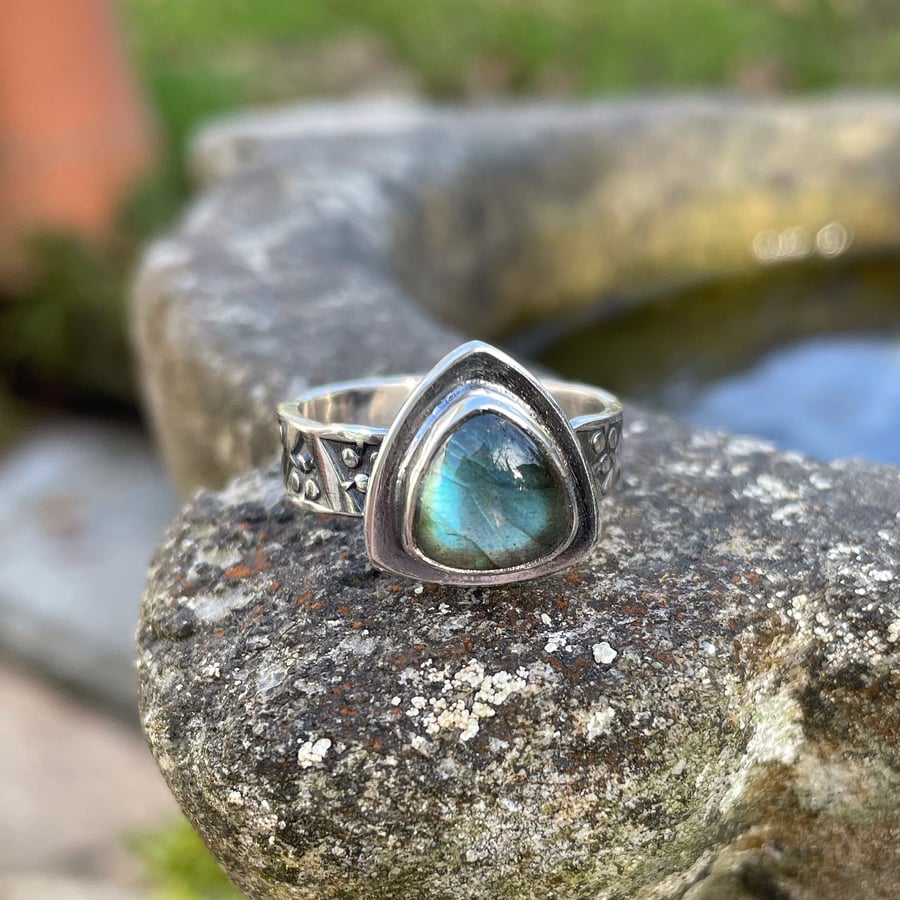 Sterling silver and labradorite ring with patterned band U.K. size P