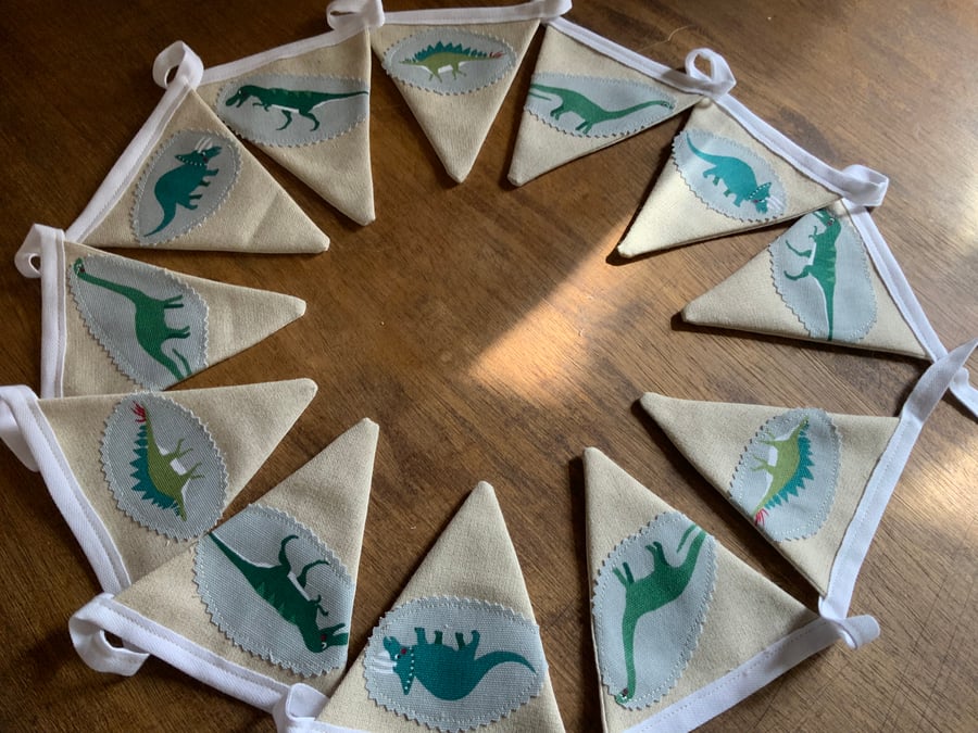 Dinosaur Bunting. Sophie Allport Dinosaurs appliqué on oatmeal fabric. 12 Flags.