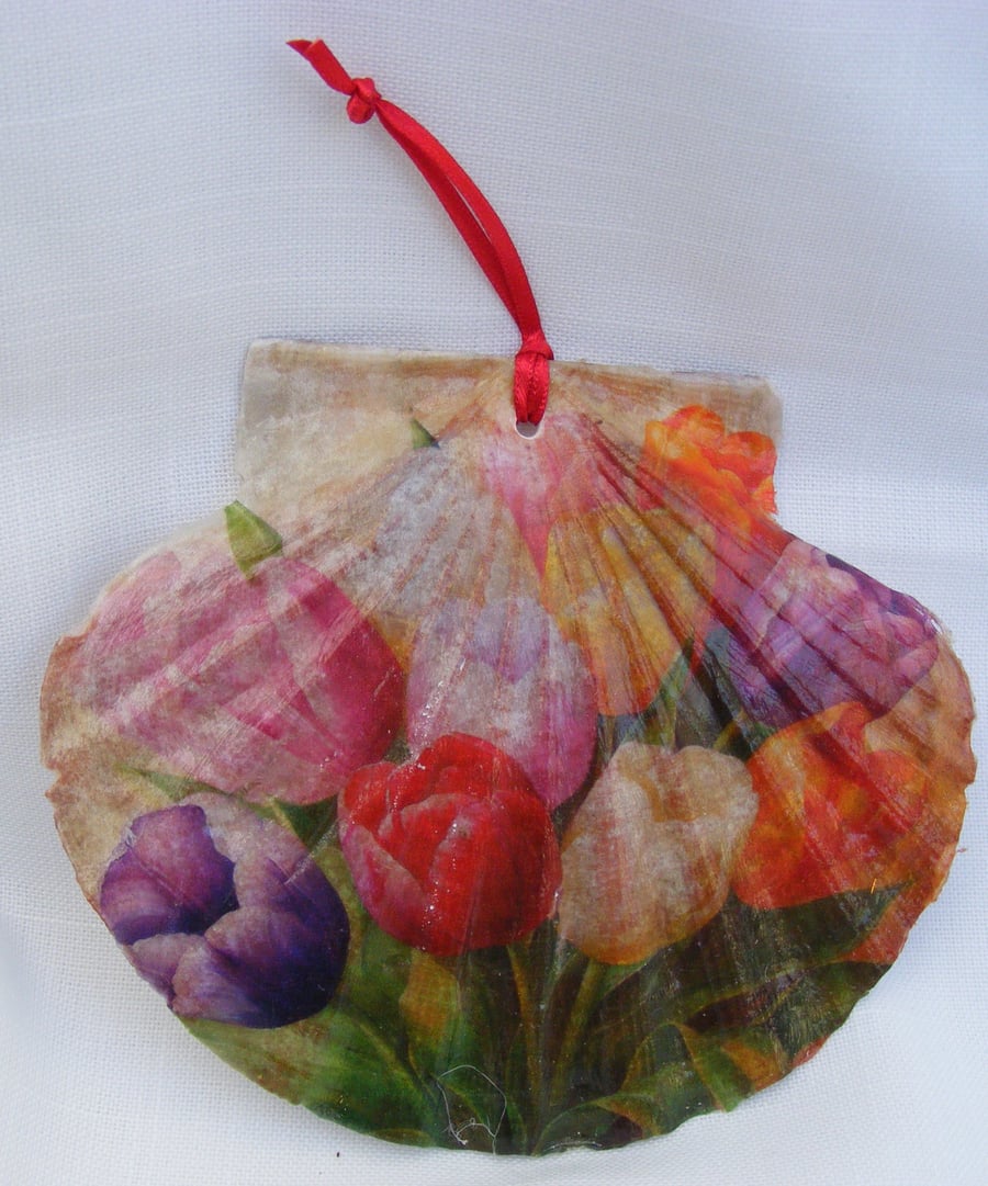 Decoupaged tulip flat scallop shell wall decoration
