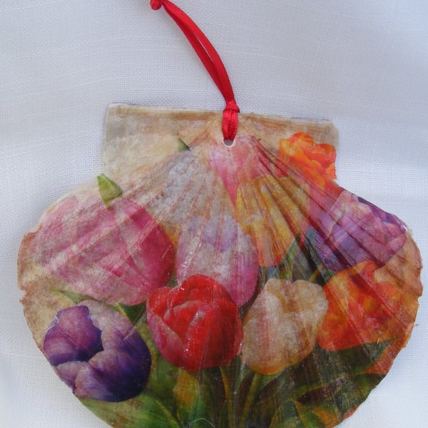 Decoupaged tulip flat scallop shell wall decoration