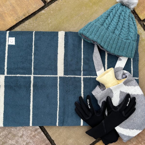 Cold swimming. Swim mat. Water-resistant outdoor changing mat