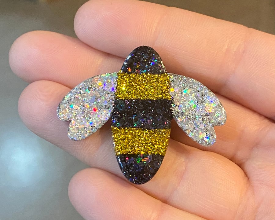 Handmade resin brooch, Bee gift, bumble bee, bee brooch, brooch, glitter bee, 
