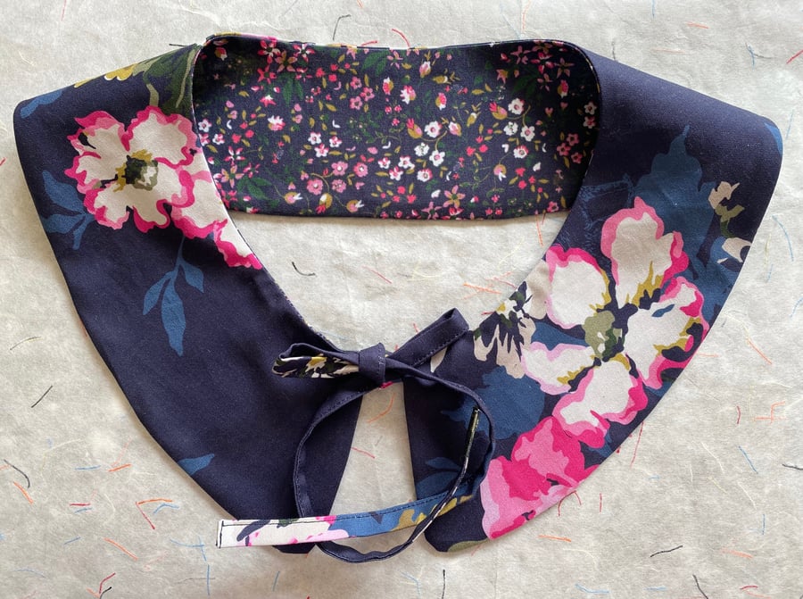 Lovely floral ditsy print reversible detachable Peter Pan collar 