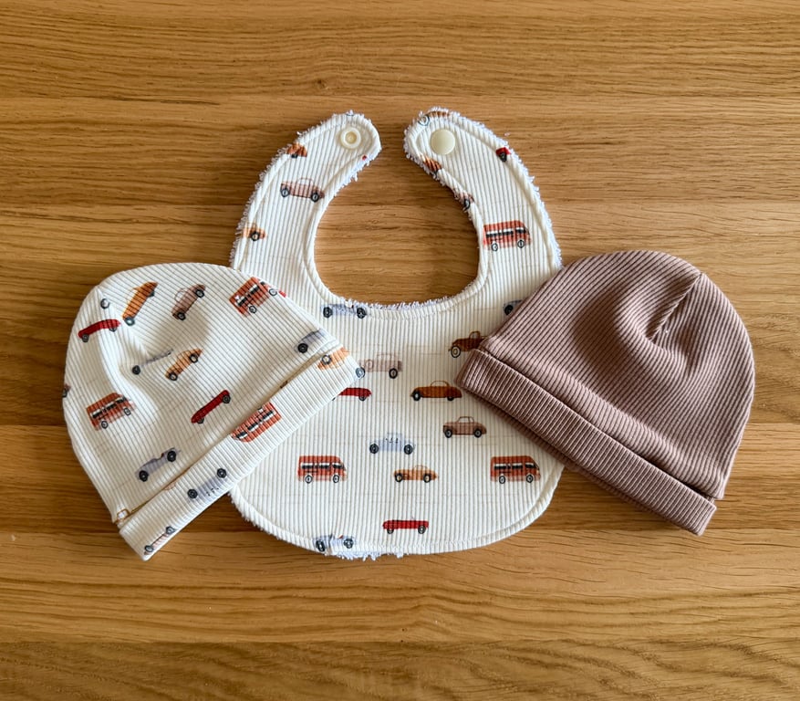 Newborn Baby Boxed Gift Set-Beanie Hats & Matching Bib-Car Design-BGS06
