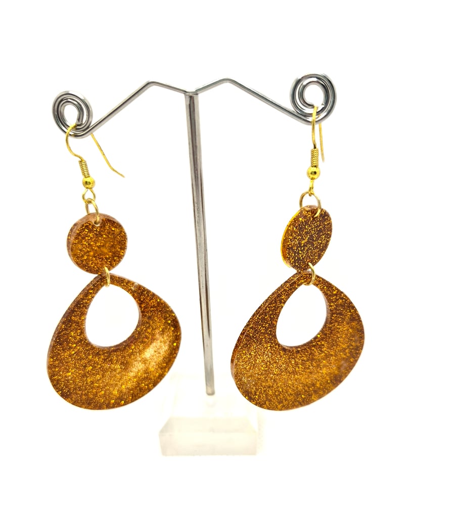 Retro style golden brown resin drop earrings with glitter inclusions