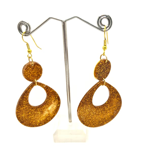 Retro style golden brown resin drop earrings with glitter inclusions