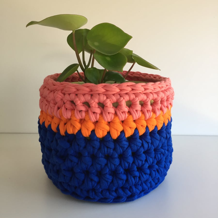 Crochet plant pot cover made with upcycled tshirt yarn - pink medium