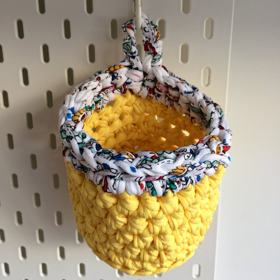 Small crochet hanging basket - yellow