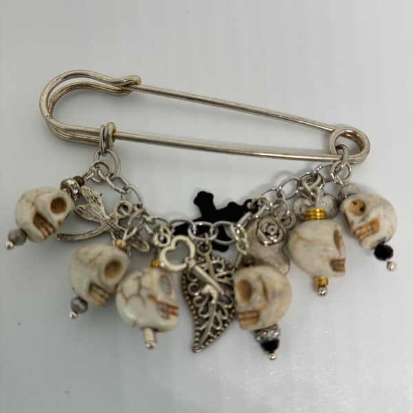 A row of skulls kilt pin brooch