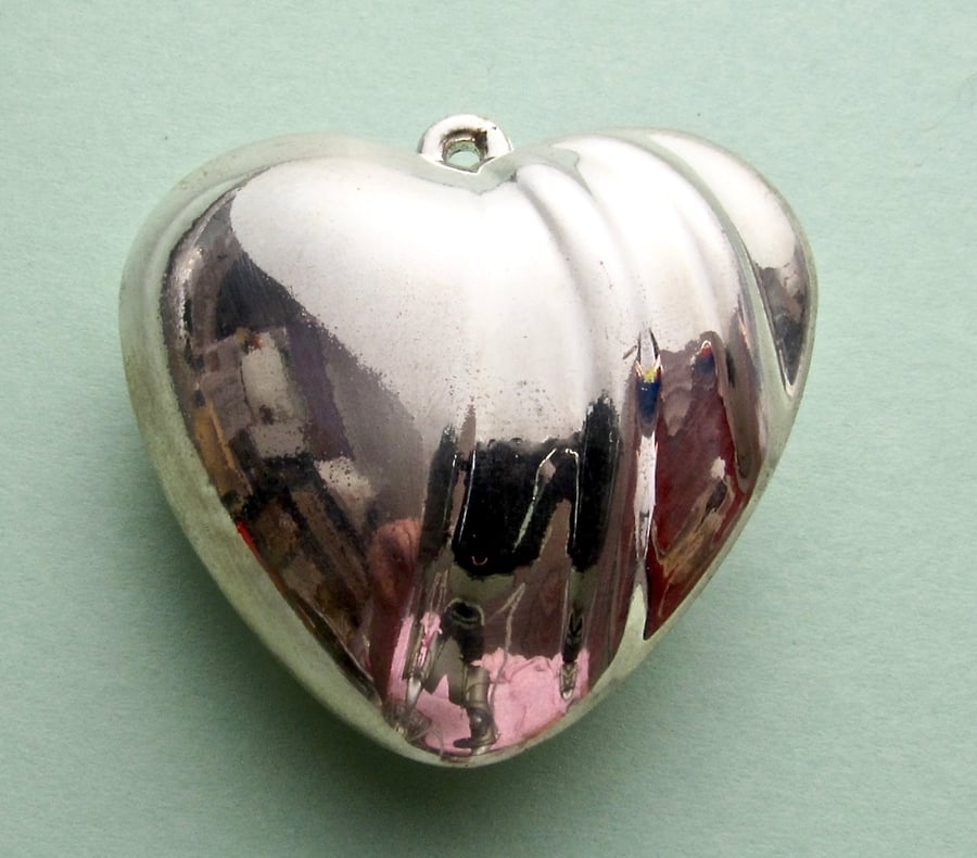 Destash:HEARTS: Large Silver-Plated Puffy Heart with Ripples 4cms