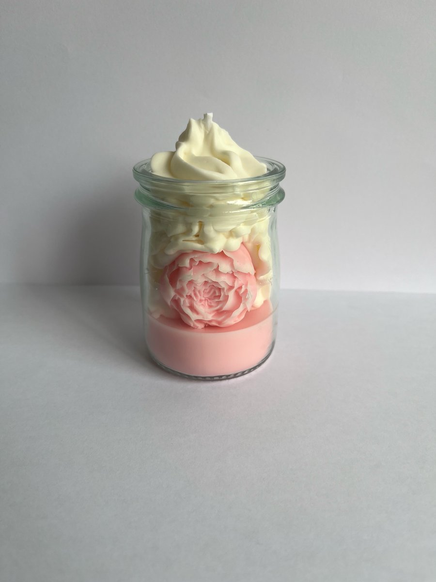 Flower cream candle