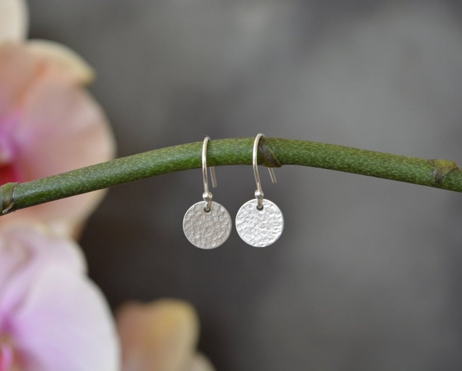Minimalist sterling silver hammered disc dangle earrings.