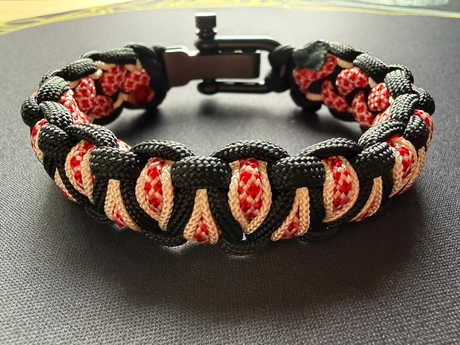 Adjustable paracord 550 survival bracelet to suit wrist size 19cm to 21cm