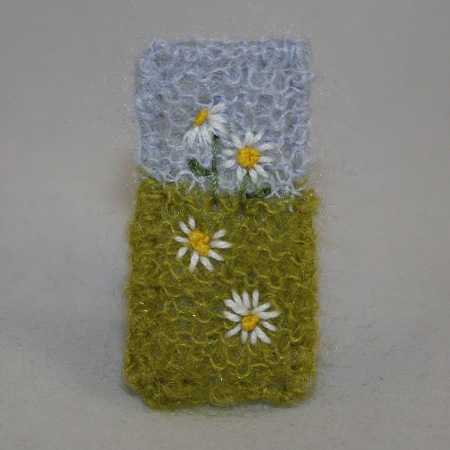 Embroidered Brooch - Simple Daisies