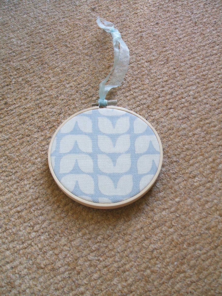 hoop picture - grey and blue stylised leaf pattern