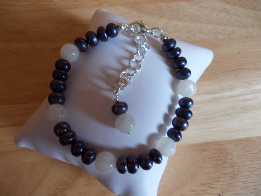 Dark blue pearl and moonstone bracelet