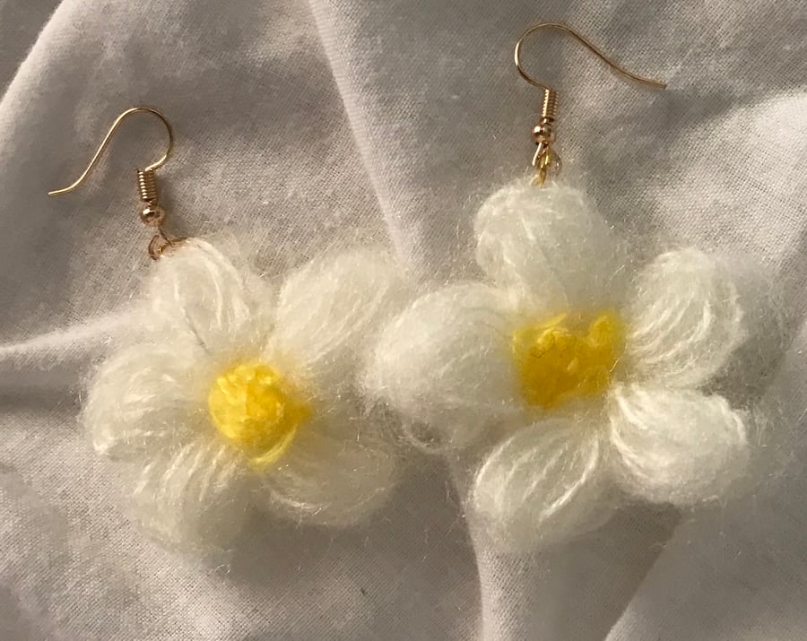 White Wool daisy earrings