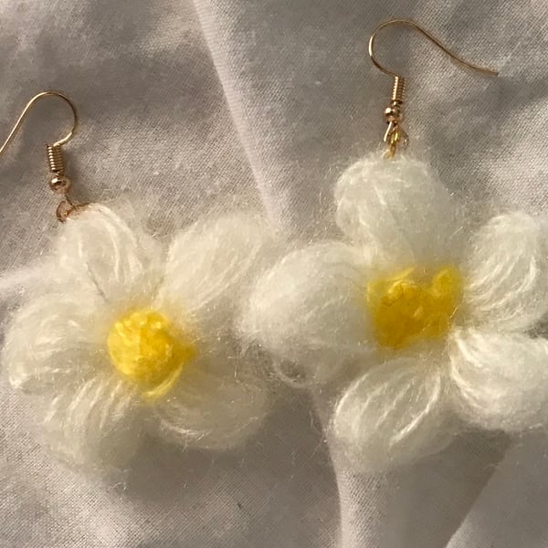 White Wool daisy earrings