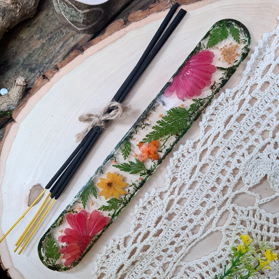 Floral moss incense holder