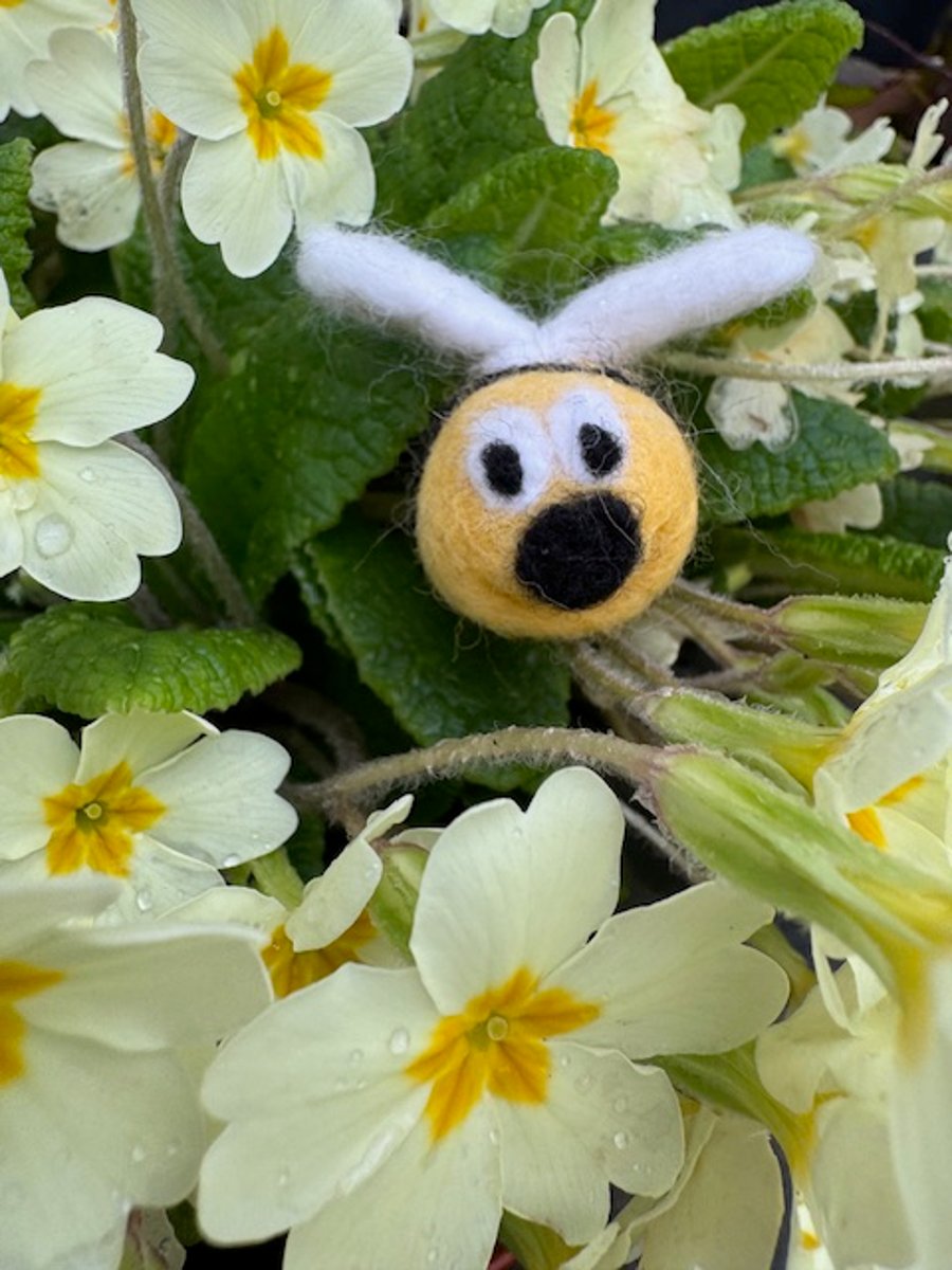 "Cheeky Needle Felted Bee Plant Stake – Handmade Smiling Bee Decoration"