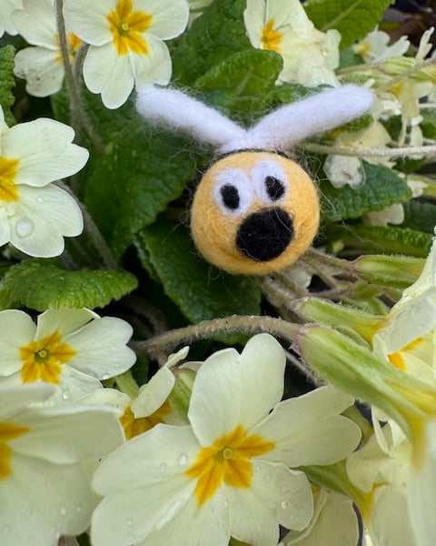 "Cheeky Needle Felted Bee Plant Stake – Handmade Smiling Bee Decoration"