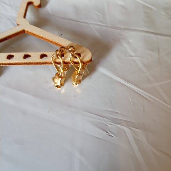 Star gold plated dangle earrings 