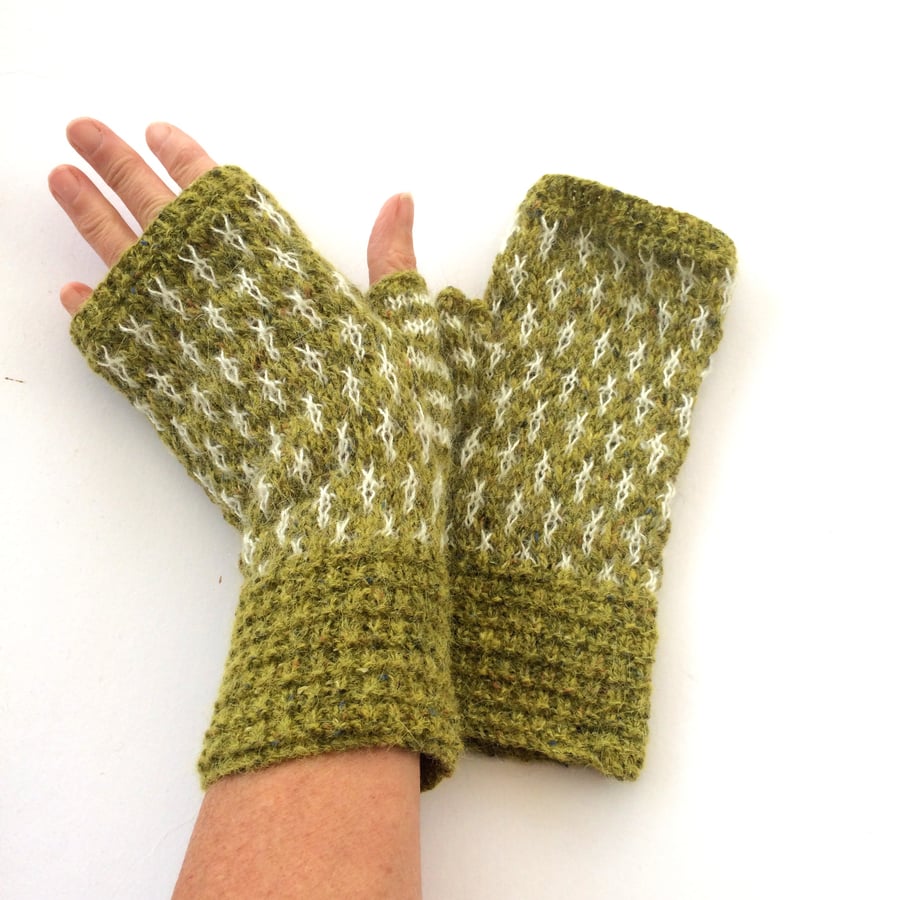 Knitted fingerless gloves green & white