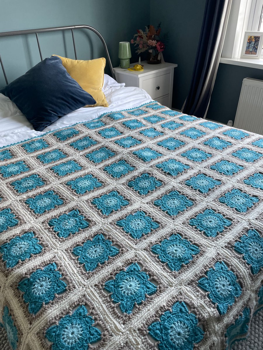 Large crochet blanket willow pattern in blues, beige and cream